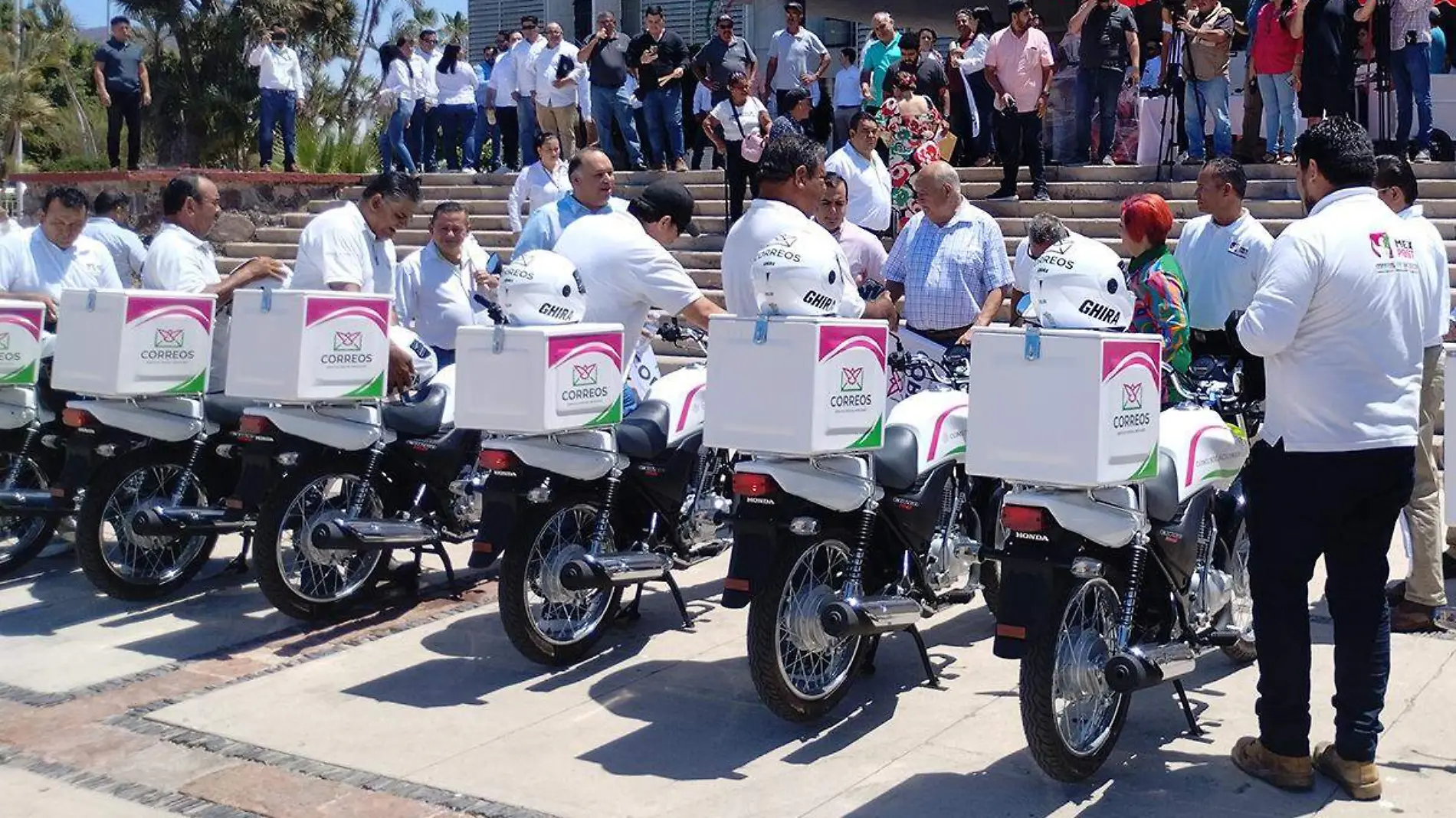 gobernador entrega motos